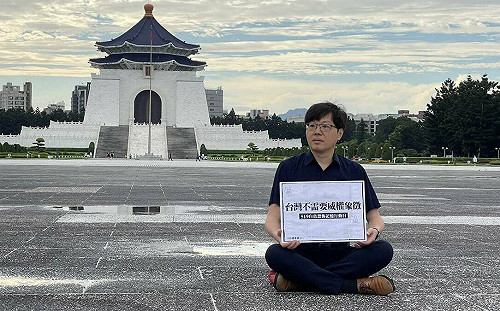 （影）藍白亂砍519白色恐怖記憶日！ 王興煥著黑衣赴中正紀念堂舉牌抗議  