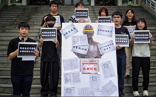 東吳學生在蔣介石銅像貼裁決書   提4訴求籲校方落實轉型正義 