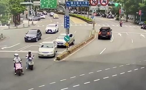 (影)撞死人前早擦撞兩次!行車紀錄影片曝光:78歲駕駛疑肇逃狂飆釀禍