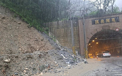 強降雨又釀土石流！現場畫面曝 台9線和仁到崇德封閉只出不進