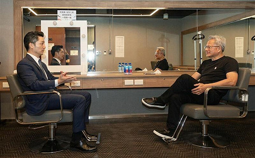 蔣萬安貼黃仁勳合照喊AI城市  她怒轟亂蹭:台灣產業被抹黑你怎不出聲