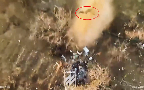 (影) 俄軍被炸到「井噴」!  烏無人機投彈超精準 還毀榴彈砲和防空系統