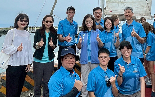 科學家登船共探海洋！  國海院攜台法小帆手實地教學  