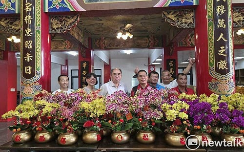 農業局媒合蘭花業與廟宇推廣蝴蝶蘭  信衆供奉蘭花表敬意大讚好點子