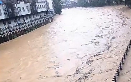 (影) 中國天災連連! 廣西山洪土石流 8人恐罹難 貴州山體滑坡出現巨大缺口