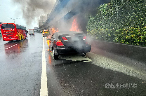 國道1北上三重路段火燒車 搶救撲滅車流恢復正常