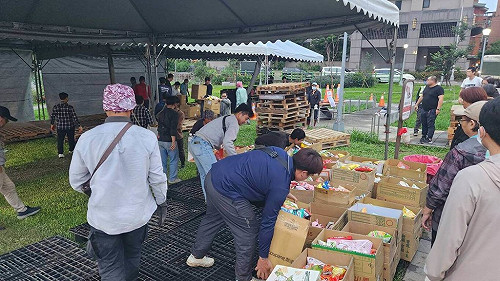 三峽重大車禍頭七  區公所傍晚清理獻花等悼念物