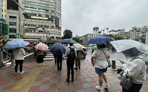 3縣市大雨特報 東北季風白天起增強北東越晚越濕涼、南部溫暖微熱