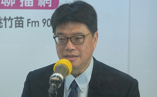 中生在台北舉五星旗合照 邱垂正:已告誡註記「以後來台嚴審」