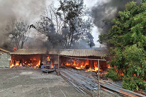 台南東山農具倉庫起火延燒民宅  婦逃生摔傷送醫
