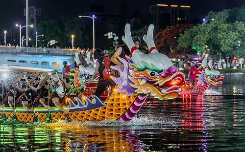 高雄龍舟嘉年華陸海空三龍齊聚  端午愛河畔越夜越熱鬧