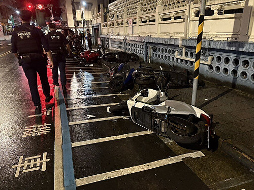 男子疑精神不濟開車  撞13輛汽機車釀1騎士受傷