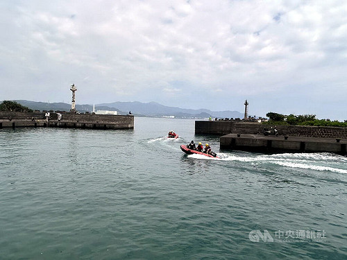 美國男大學生遭浪捲失聯 新北消防尋回命危送醫