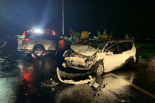 台南後壁2自小客疑對撞  車輛嚴重變形釀3死