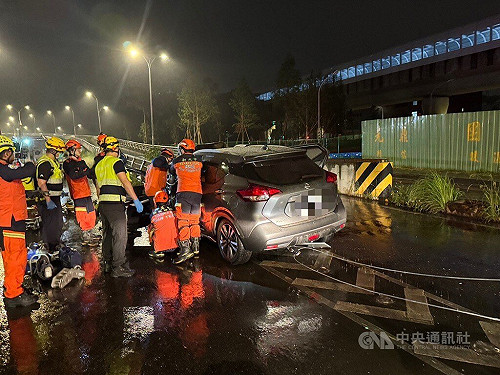 76歲翁駕車自撞新北中安大橋 送醫搶救不治