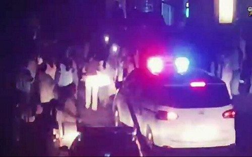 (影) 湖南爆發學生抗議! 警闖校園強抓3「喊樓」同學 數百人組人牆與警推擠 