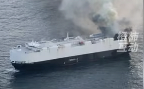 運輸船承載3,000輛車中國出發 竟在太平洋起火！22人遭撤離