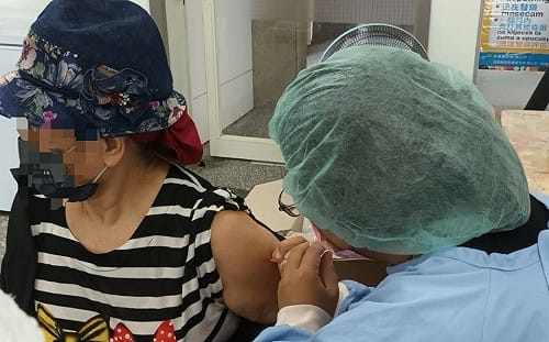 新冠疫情升溫 屏東縣籲3類高風險對象加打第2劑疫苗