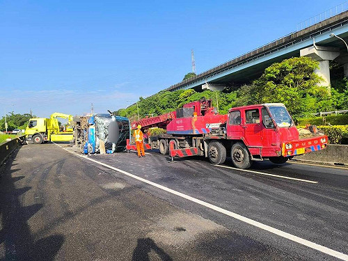 遊覽車自撞國道1號八堵匝道口護欄側翻 駕駛受傷