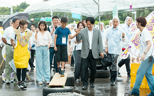 凱道成大型遊樂場 賴清德大雨中與孩童玩樂：增加孩子遊戲時間、空間