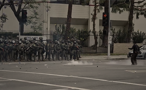（影）重演中國某段歷史？加州滑板少年 隻身面對川普武裝防暴警察