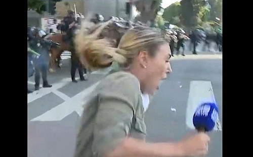 （影）LA街頭「戰場」？！警橡膠子彈瞄準澳洲記者 腿部中彈