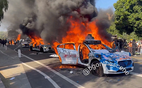 (影) 洛杉磯移民暴亂延燒! 警民衝突升溫 Waymo自動駕駛計程車中陷阱遭焚