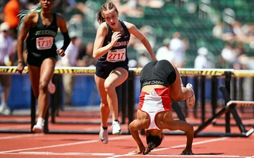 (影) 美高中運動員「滾」出金牌！ 絆倒後急中生智 網友驚嘆精彩表現