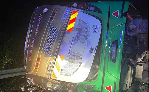 馬來西亞車禍慘劇！大學巴士追撞側翻 15死27傷 一家4口無一生還