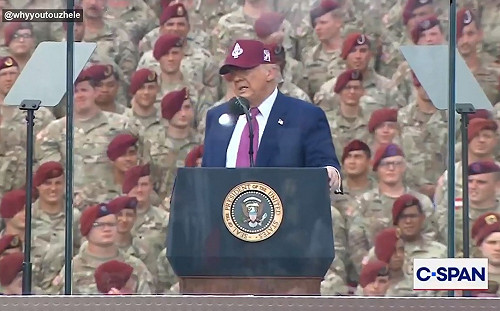 (影) 川普警告若閱兵典禮動亂將鎮壓! 民眾籲軍隊:應效忠憲法而非白宮法西斯