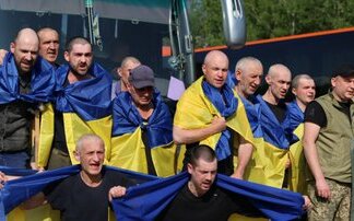 (影) 烏戰俘竟被刻上「榮耀屬於俄羅斯」傷疤! 烏 : 戰俘多重病、重傷需就醫