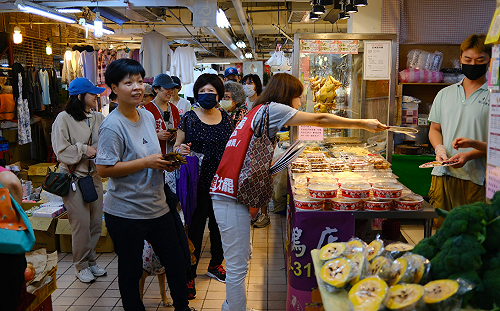 挺罷免王鴻薇  爆母接電話警告不准進市場拜票  劉柏君轟：下三濫手段