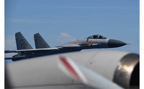 中國式「睦鄰友好」？殲-15戰機「異常接近」日本P-3C