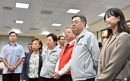 卓揆赴關務署臺北關視察防杜違規轉運成效 盼與產業共組出口國家隊擦亮MIT招牌