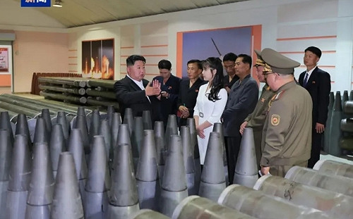 金正恩接連2天現身! 視察北韓砲彈工廠 旁邊都有「她」.....