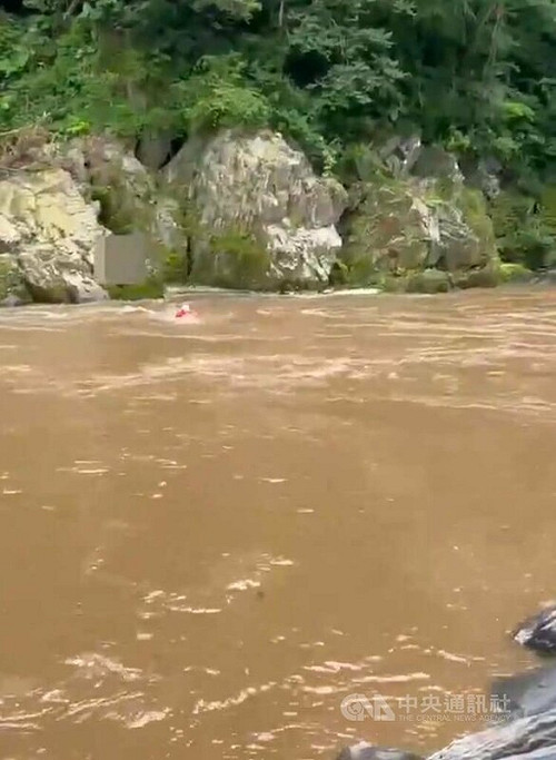 新北烏來大雨溪水暴漲  釣客受困沙洲、消防救出