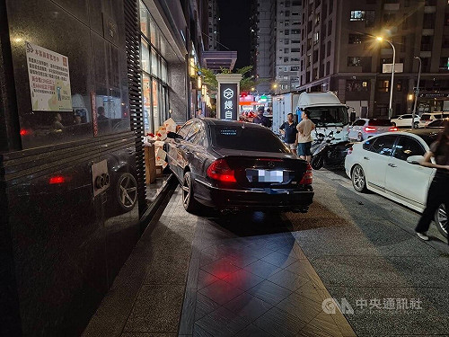 台中網紅「饅頭媽」店面遭開車衝撞 警鎖定涉案人
