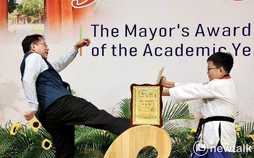 黃偉哲不畏慘摔  市長獎頒獎第4場表演踢破木板「陪你拍」