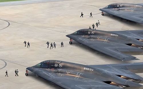 美軍B-2長征37小時靠吃藥!首次投下3萬磅炸彈 美飛官:「落地那刻很感激」