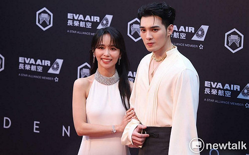 金曲36》紅毯登場！黃偉晉深V上衣秀胸肌 陳明珠全白禮服超氣質