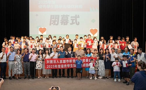 賴瑞隆頒發獎助學金  累計逾兩千優秀學子受惠  