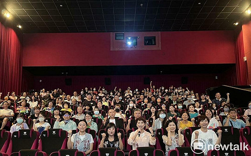 呼應賴主席團結  陳亭妃包場《看不見的國家》團結挺台灣