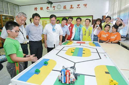 推機器人教育！鄭文燦：明年自辦格鬥機器人全國大賽