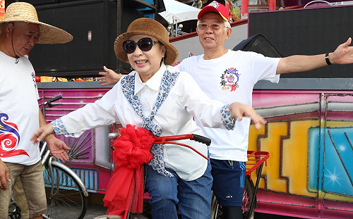 小花的特技表演時間 街頭藝人別混了