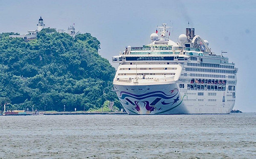 領航星號首度掛靠高雄港  陳其邁：郵輪經濟開創全新格局