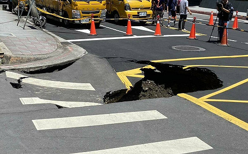 北市鬧區驚現「天坑」 自來水管破裂修繕中局部停水