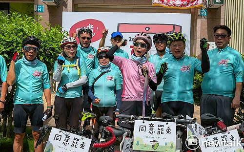 「妃妃鐵馬隊」前進罷區騎宣  分進合擊大罷免大成功