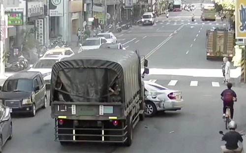 (影）中和軍卡撞轎車! 遭推行10公尺驚險打橫 69歲駕駛抱怨軍卡開太慢