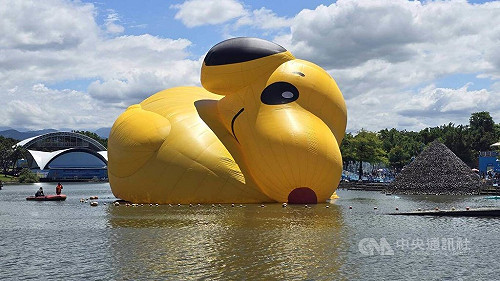 童玩節史努比鴨充氣不足塌扁 宜縣：防颱才洩氣