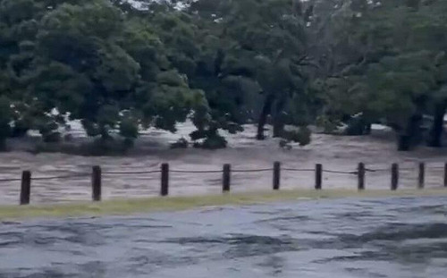 （影）暴雨沖垮德州! 洪水奪24命還有20女童失蹤、熱浪炸裂密蘇里州公路